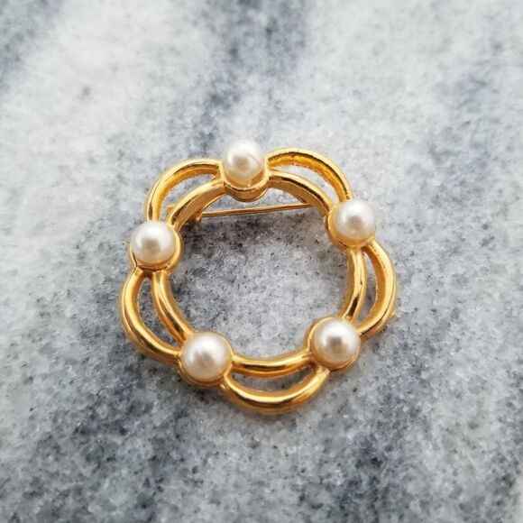 Vintage Gold Tone Wreath Brooch with Faux Pearls, Lapel Pin, Estate - Picture 1 of 5